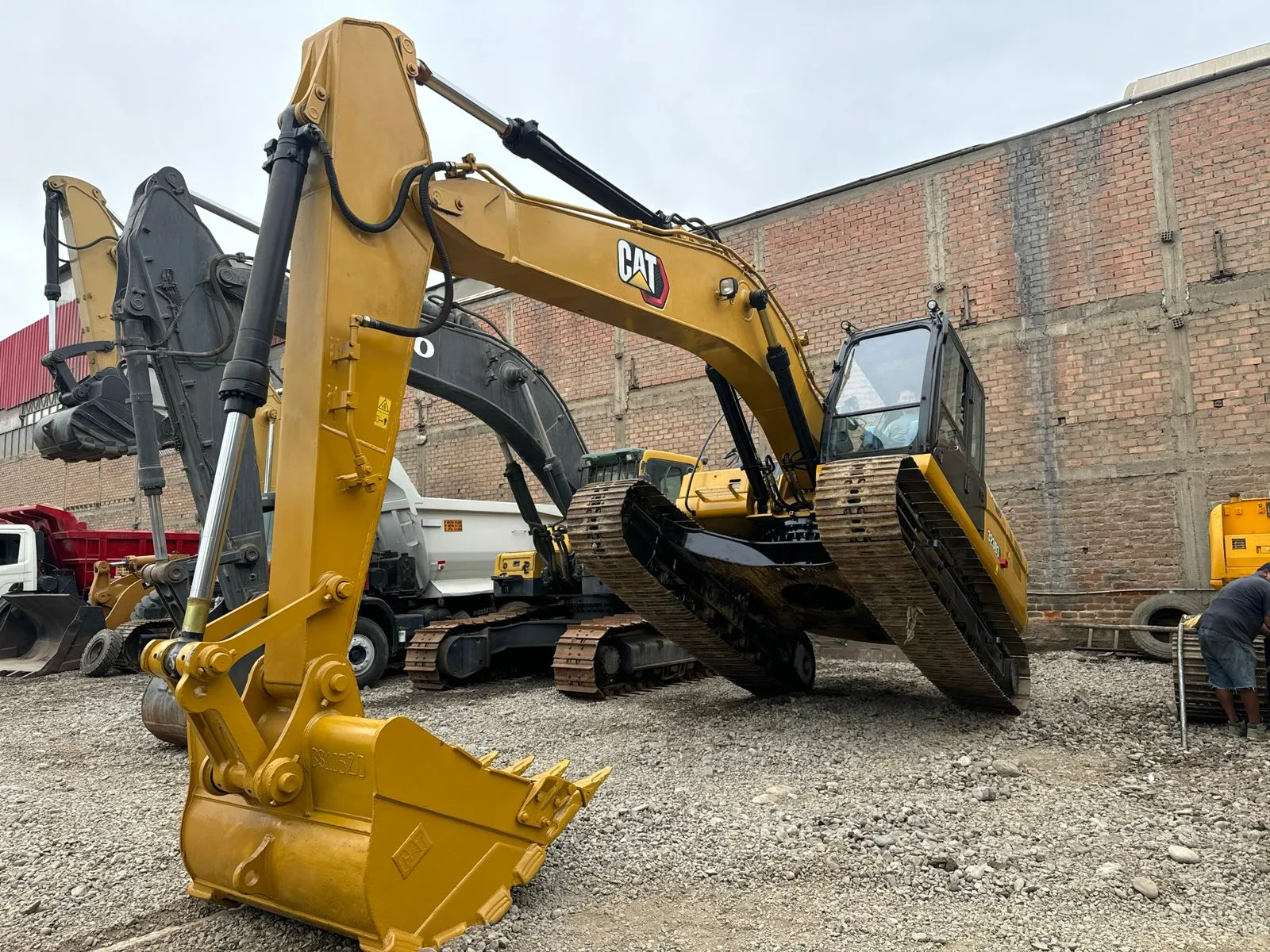 Excavadora CATERPILLAR 323D3 (2021)