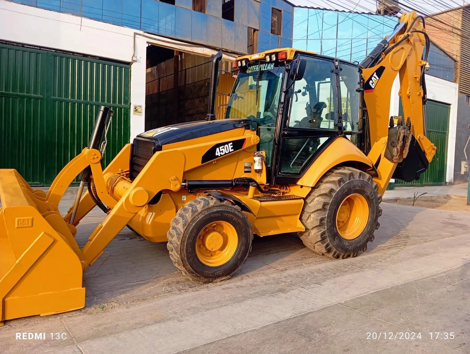 Retroexcavadora CATERPILLAR 450E (2010)