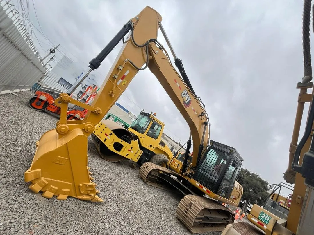 Excavadora CATERPILLAR 323D3 (2023)