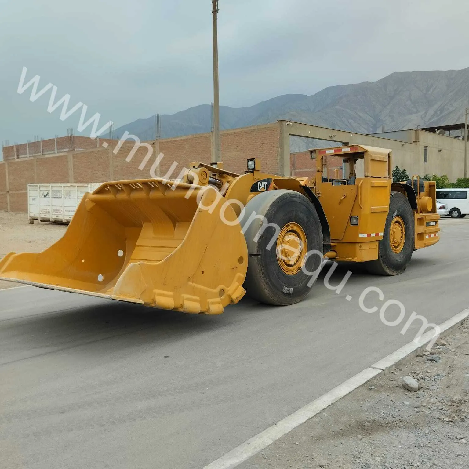 Cargador de bajo perfil CATERPILLAR R1600G (2011) - Foto # 2