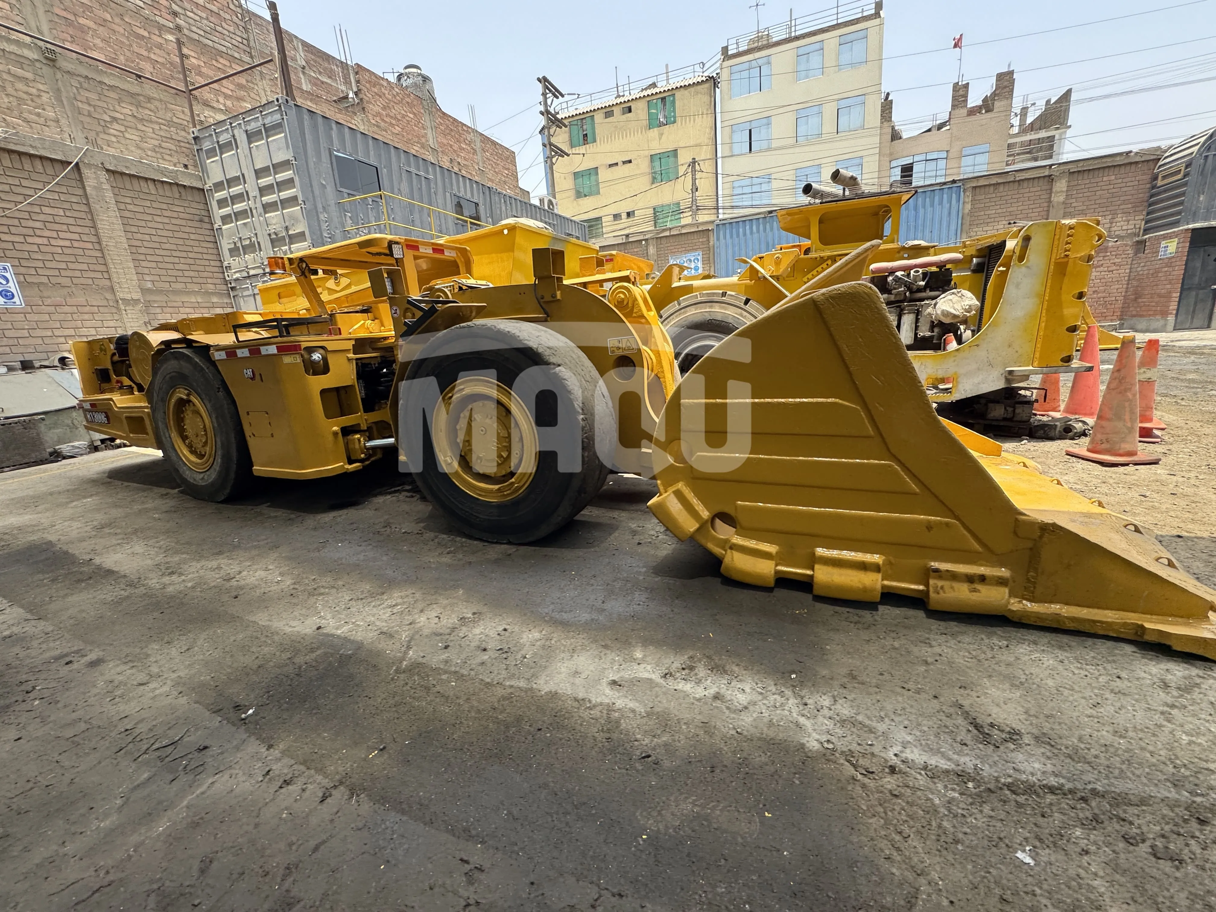 Cargador de bajo perfil CATERPILLAR R1300G (2011) - Foto # 7