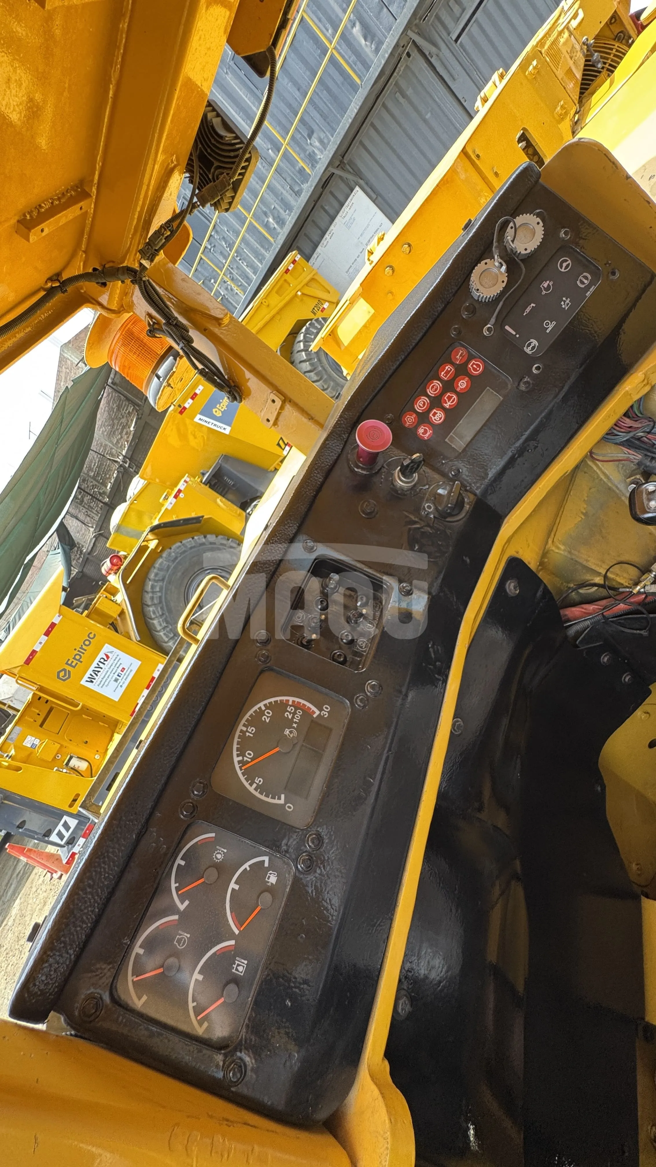 Cargador de bajo perfil CATERPILLAR R1300G (2013) - Foto # 10