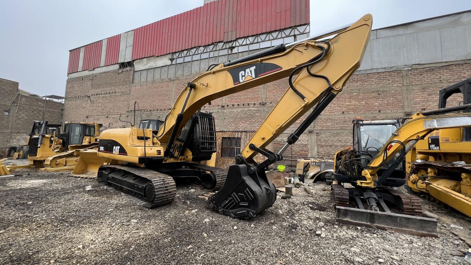 Excavadora sobre orugas CATERPILLAR 320 CL (2001) - Foto # 3