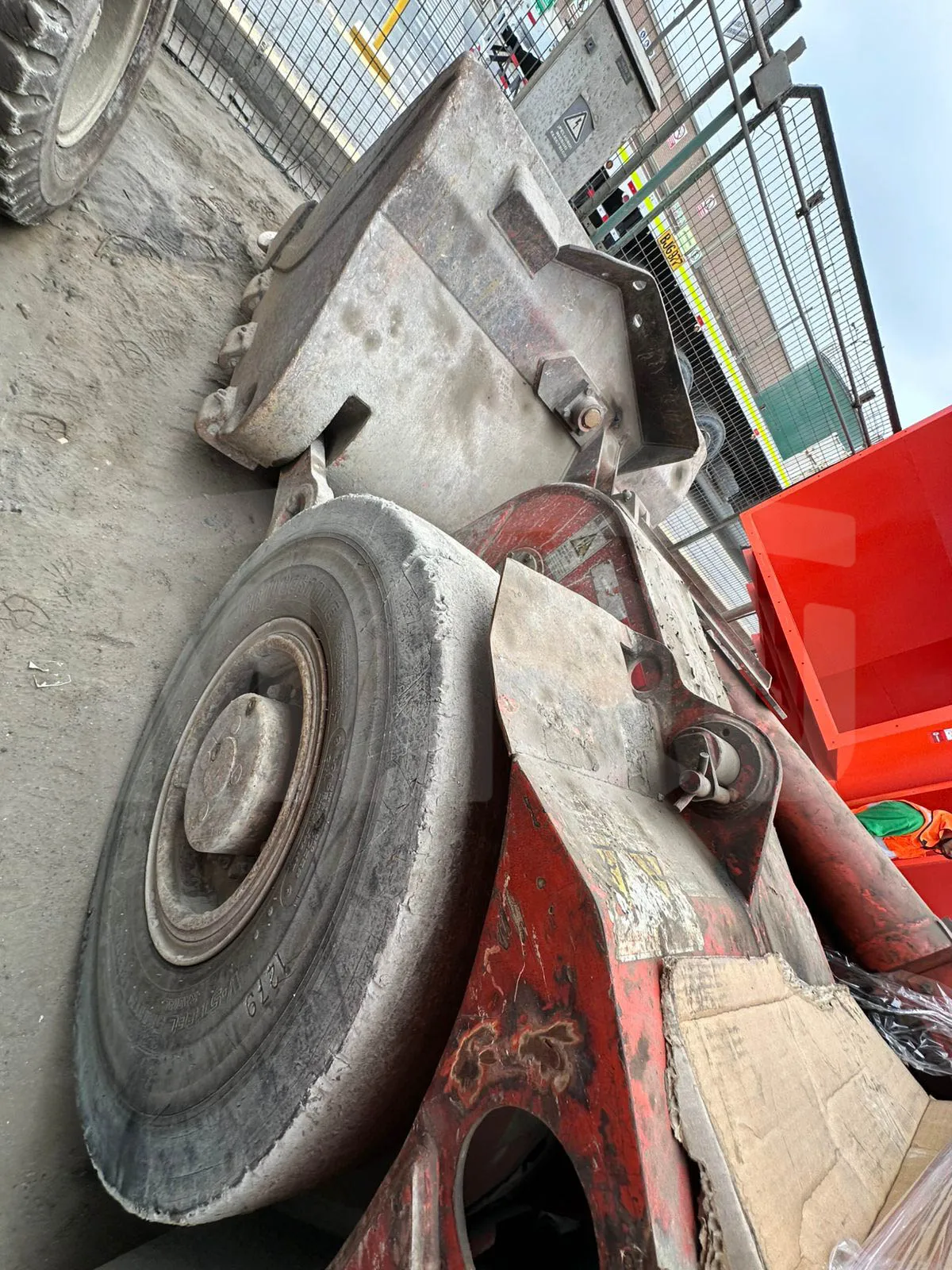 Cargador de bajo perfil SANDVIK LH203 (2000) - Foto # 4