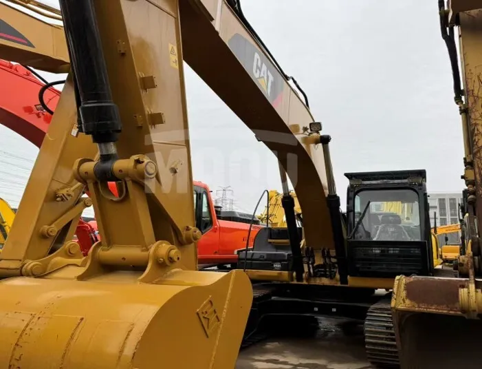 Excavadora CATERPILLAR 320D2 (2023)