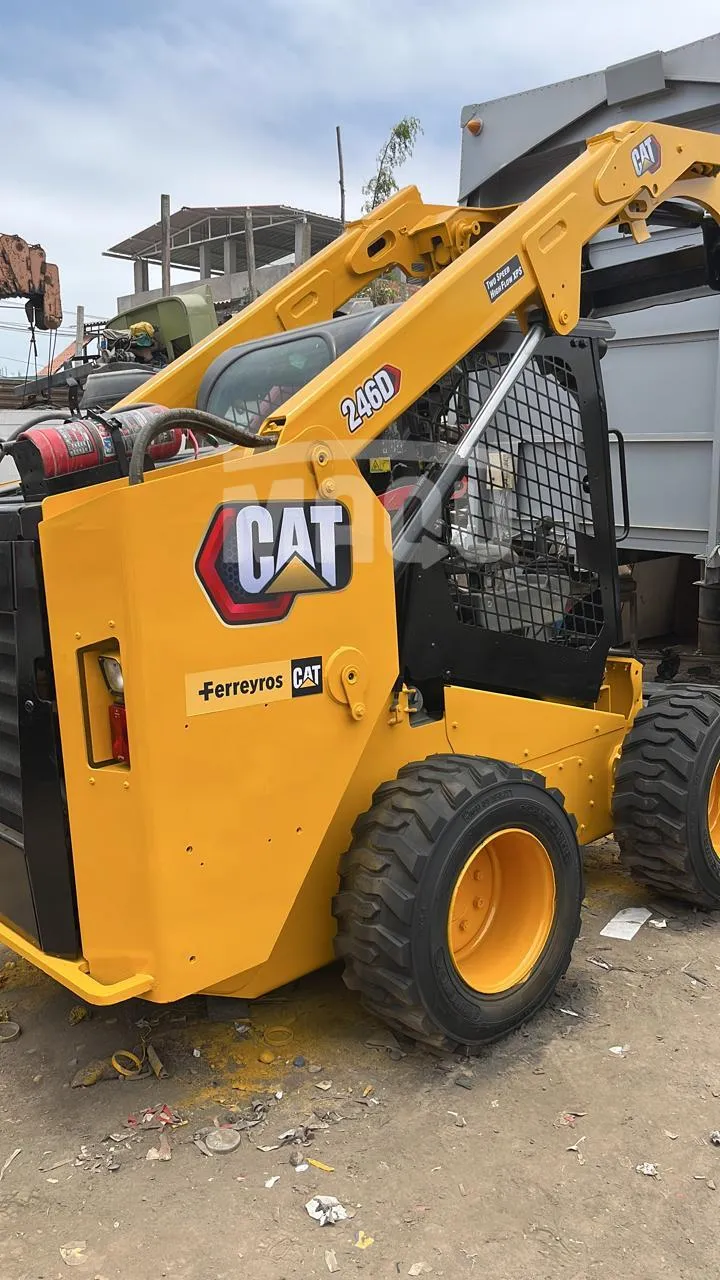 Minicargador CATERPILLAR 246D (2015) - Foto # 3